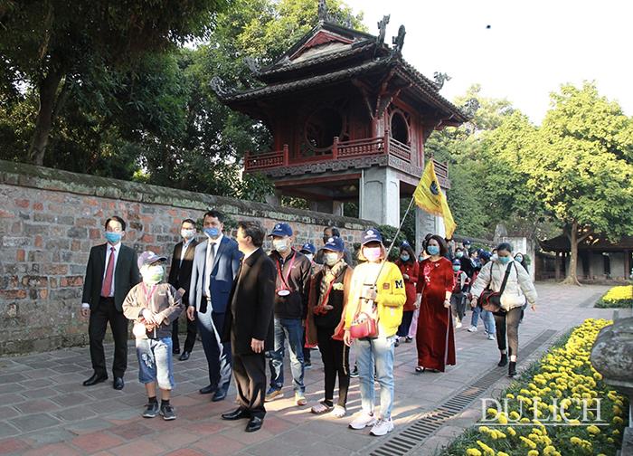 Đoàn du khách đầu tiên đến với thủ đô Hà Nội là đoàn gồm 20 thành viên đến từ thành phố Hồ Chí Minh